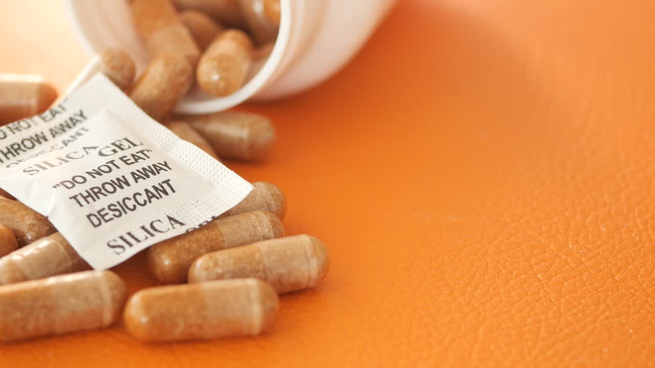 cápsulas marrones y paquetes de gel de sílice