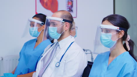 Personal-Médico-Con-Mascarilla-En-La-Sala-De-Espera-Del-Hospital