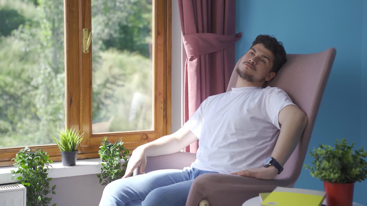 hombre solitario y triste.