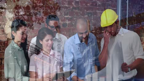 diferentes gráficos y un ingeniero discutiendo el plan con la gente