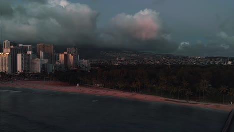 Aerial-drone-footage-of-Honolulu,-Hawaii