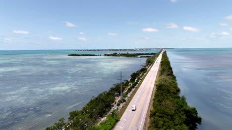 Antenne-Lange-Straße-Mit-Autos-Und-Verkehr-Auf-Den-Florida-Keys