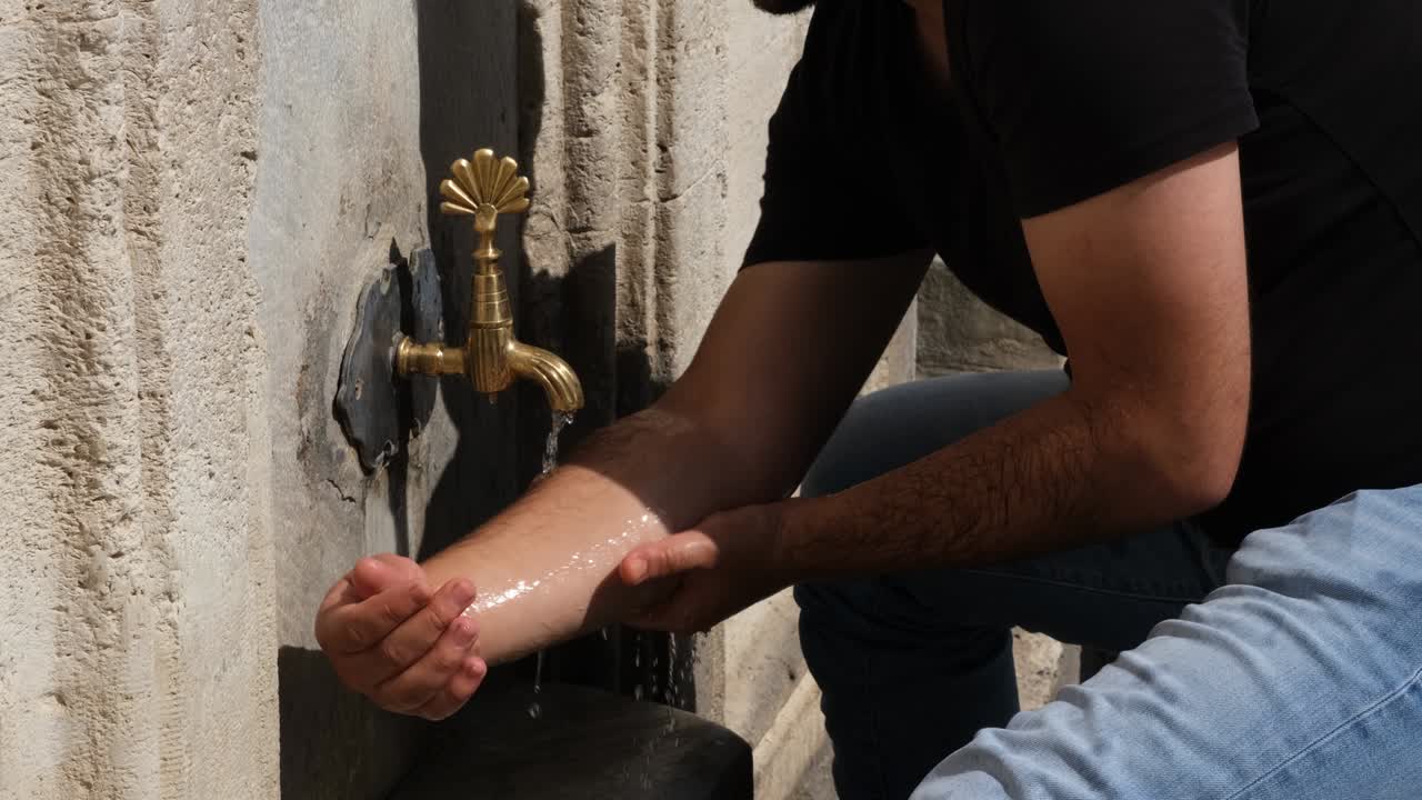 lavado de brazo, hombre musulmán lavado de brazo, wudu