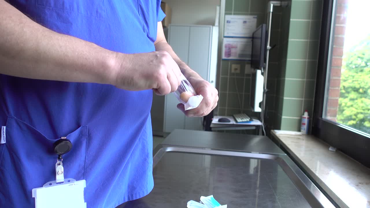 el personal médico coloca un medicamento en una jeringa para administrarlo a un paciente