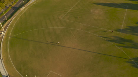 Antena-Decente-Y-Acercamiento-Hacia-El-Jugador-De-Fútbol-Que-Practica-En-El-Campo-Deportivo