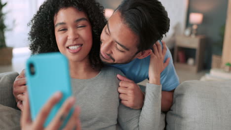 Pareja-Feliz-En-Una-Videollamada-Telefónica