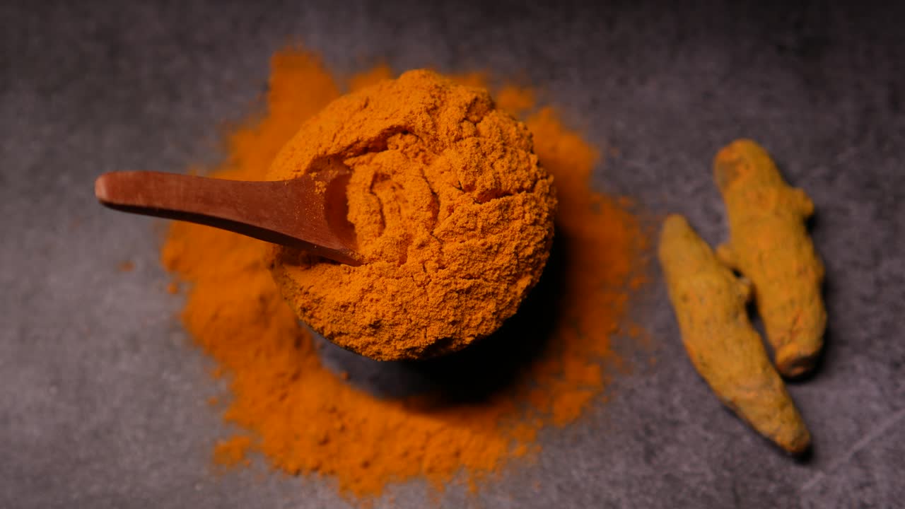 Kurkuma ist eine ayurvedische Zutat, die verschiedene Krankheiten heilt. Es wird auch beim Kochen verwendet, um Speisen schmackhafter zu machen.
