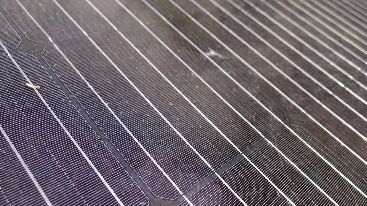 태양 지속 가능한 에너지 패널의 돌리 디테일 샷을 닫습니다. 태양광 재생 가능 전원 공급 시스템