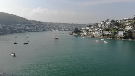 Lord-Nelson-Barco-Dejando-Dartmouth-Devon,-Reino-Unido