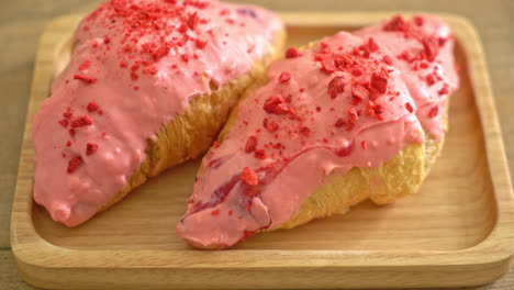 croissant con salsa de chocolate y fresas