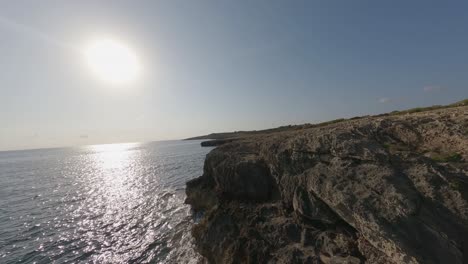 Fpv-flug-Entlang-Der-Schroffen-Kalkstein-ozeanklippen-Sonne