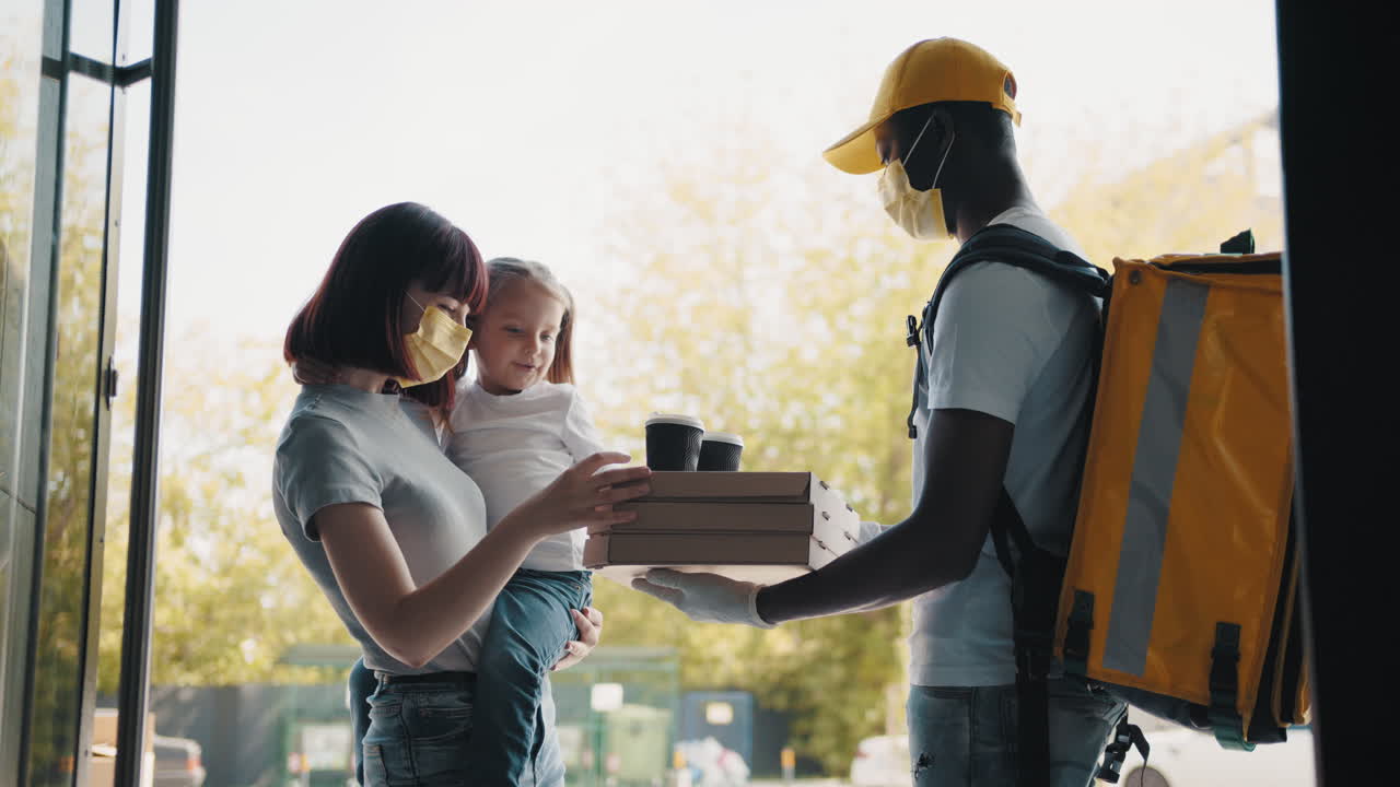 familia que recibe entrega de alimentos durante la pandemia