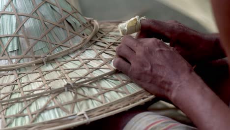 el maestro artesano indio teje sombreros con palos de madera estilo de vida de la aldea rural