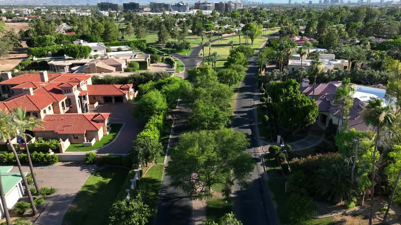 mansiones en el vecindario del club de campo cerca de phoenix