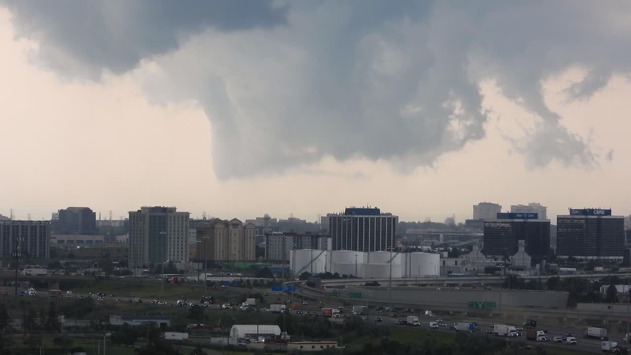 paisaje urbano video de mississauga mientras una rara nube de pared inducida por un gustnado está rodando