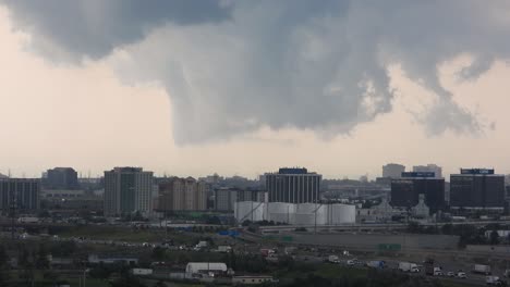 Video-Del-Paisaje-Urbano-De-Mississauga-Mientras-Una-Rara-Nube-De-Pared-Inductora-De-Gustnado-Se-Está-Volcando