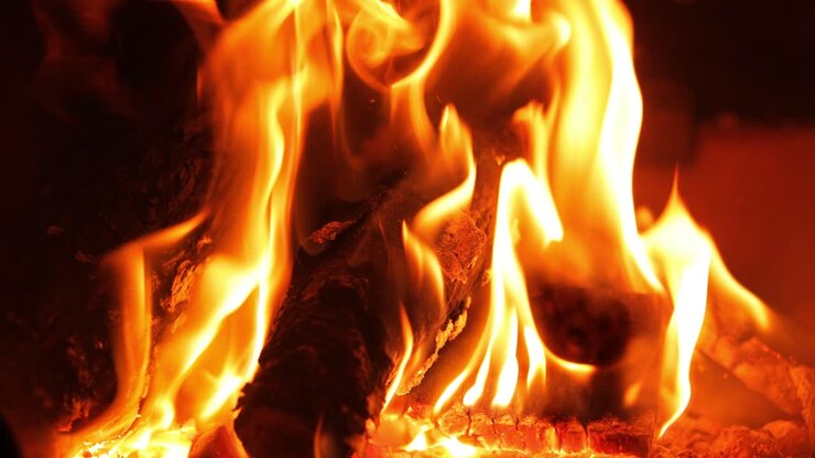 Slow motion, ceppi che bruciano, fuoco, controllato, fiamme vorticose, energia, combustione, calore