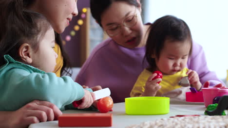 Madres-Y-Bebes-En-La-Sala-De-Estar