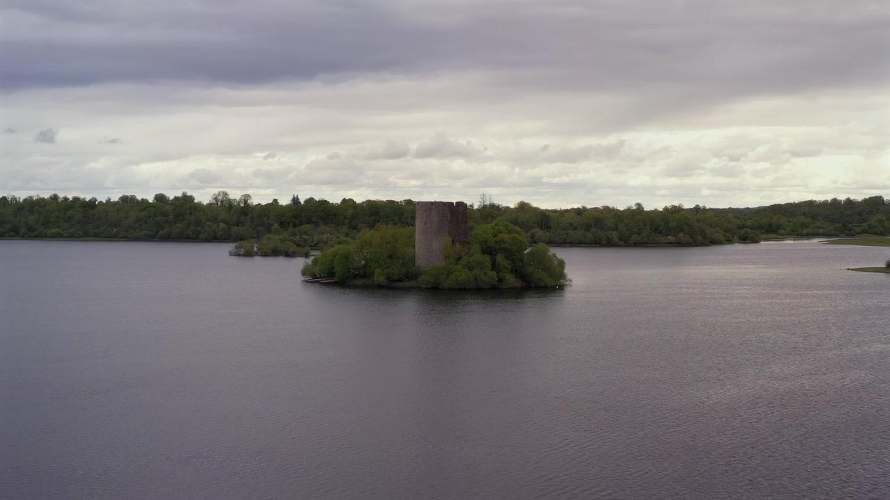Fridfull flygvy över Cloughoughter Castle-ön en lugn molnig kväll, tyst och fridfullt, County Cavan, Irland