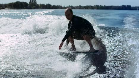 Despierta-Al-Surfista-Cayendo-Al-Agua-En-Cámara-Lenta.-Hombre-Girando-Sobre-Wake-Surf