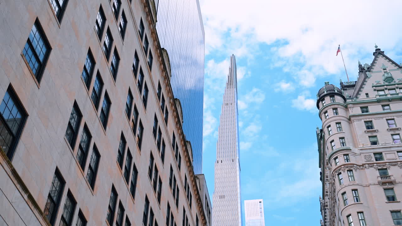 Vista de las copas de diversos edificios de gran altura. Vista en ángulo bajo de los tejados de la arquitectura de Nueva York