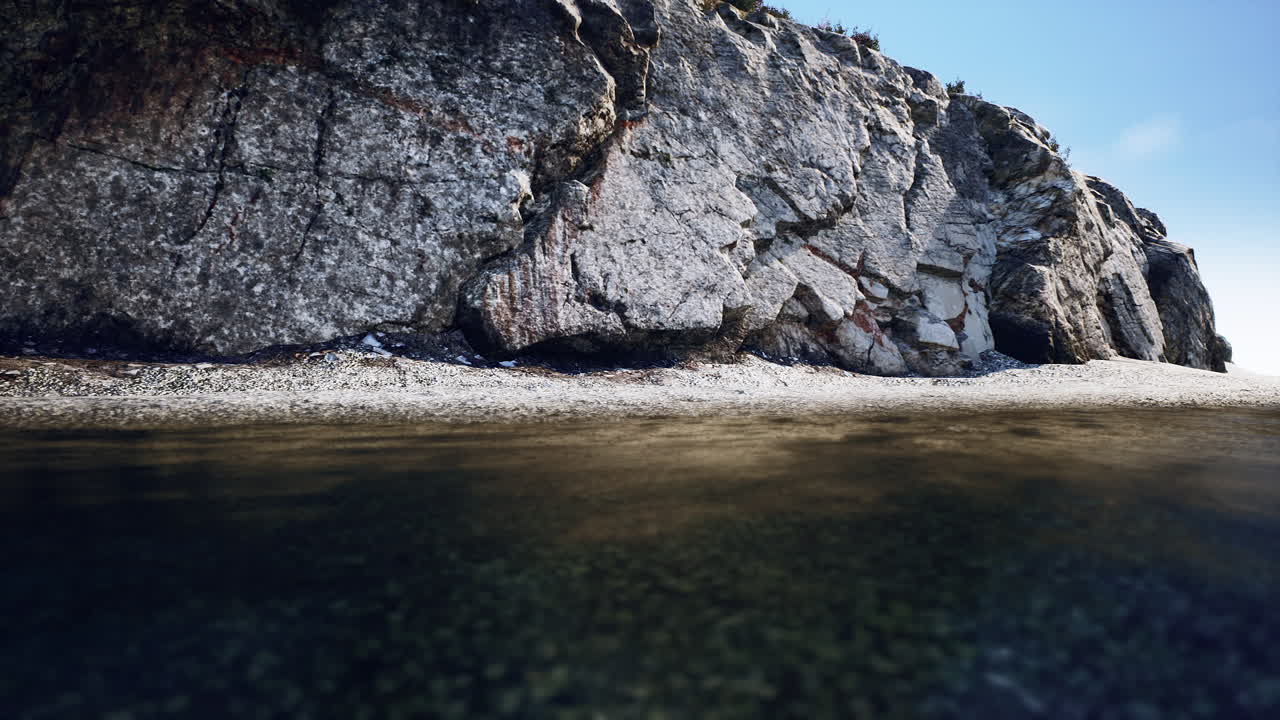 Formazioni rocciose costiere accanto a acque calme all'alba vicino alla riva