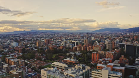 alta vista cinematográfica sobre bogotá, la capital de colombia