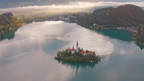 Vista-Panorámica-De-La-Iglesia-De-Peregrinación-De-La-Asunción-De-María-En-La-Cima-De-Una-Pequeña-Isla-En-El-Lago-Bled,-Eslovenia