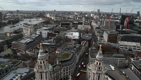 Mirando-Hacia-La-Ciudad-De-Londres-Y-El-London-Eye-Desde-La-Catedral-De-St-Paul,-Londres,-Londres,-Reino-Unido