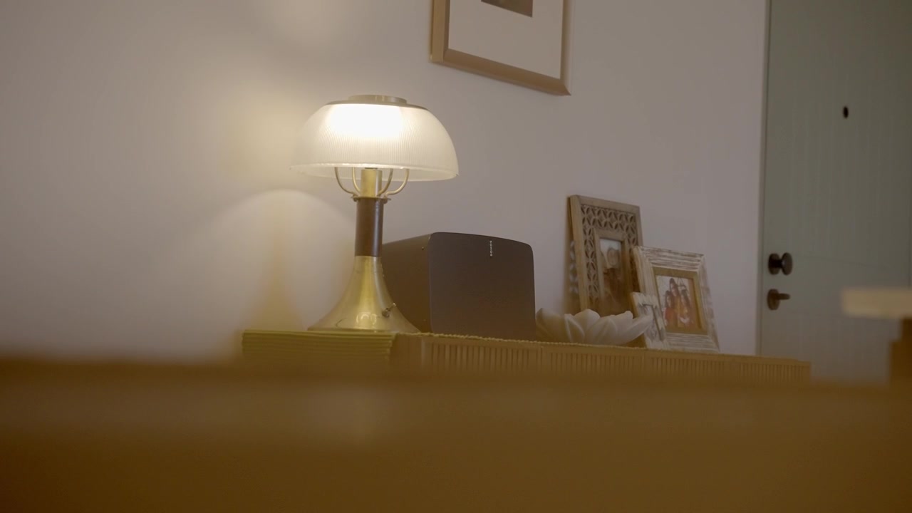 Sala de estar con lámpara de mesa y decoración de radio.
