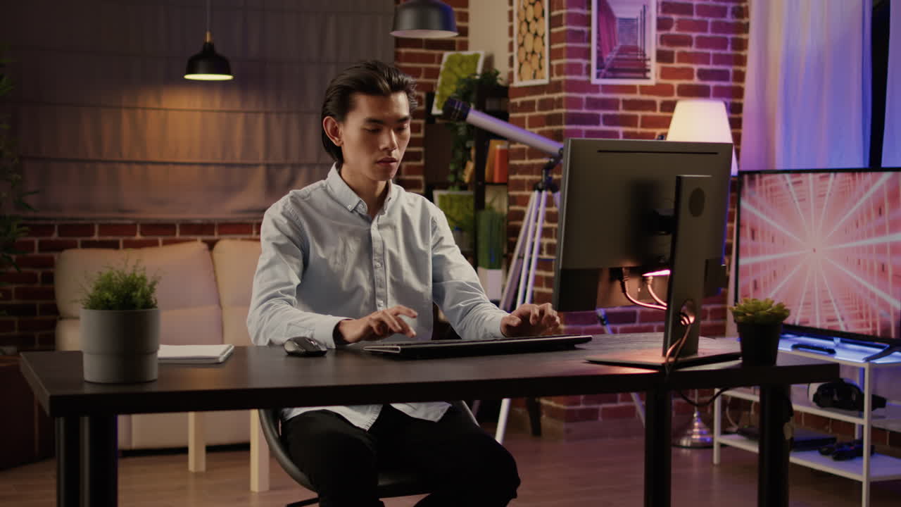 hombre trabajando en una computadora en casa