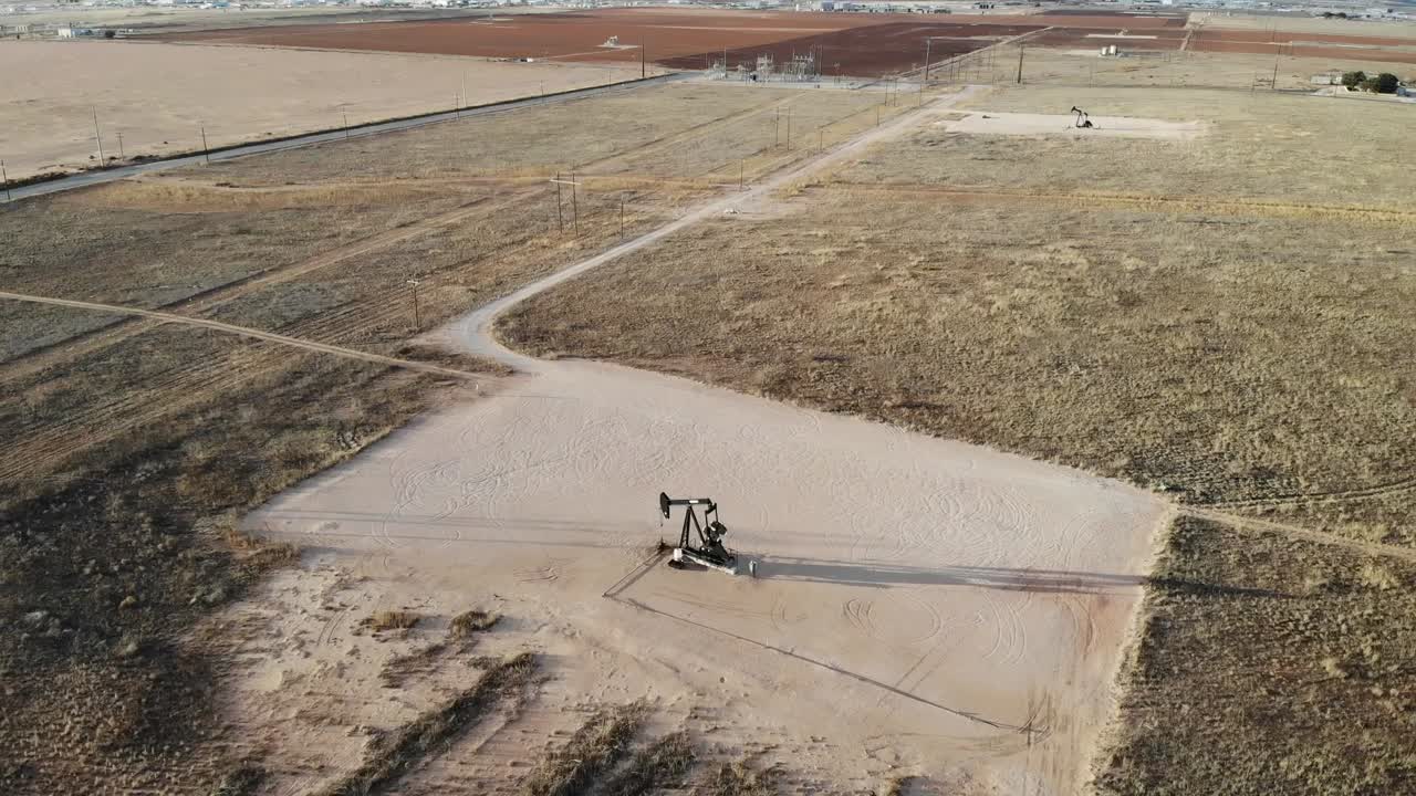 ubicado a las afueras de la ciudad de midland, texas, solo hay campos de pumpjacks