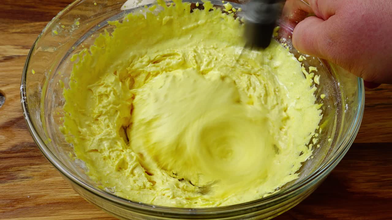 Mastication of yolks with icing sugar. Preparation of custard. Time lapse