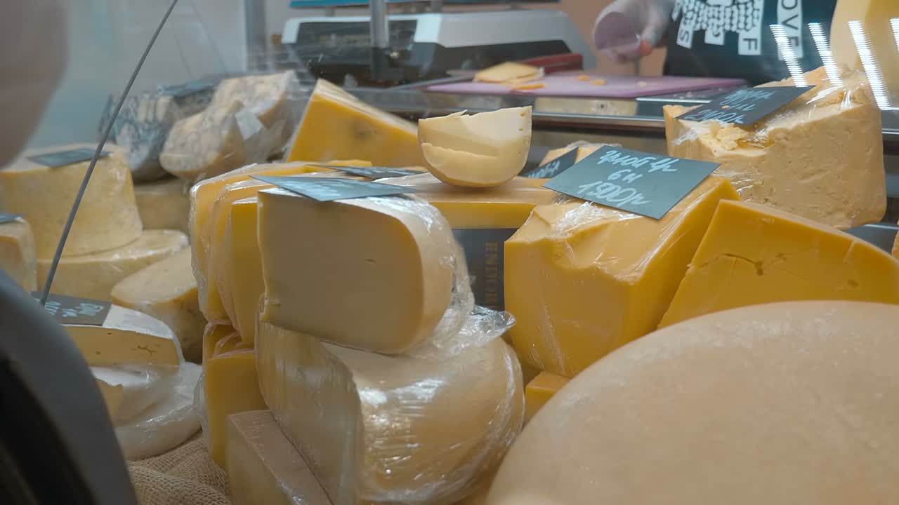 todos los tipos de queso se venden en el mostrador de la tienda