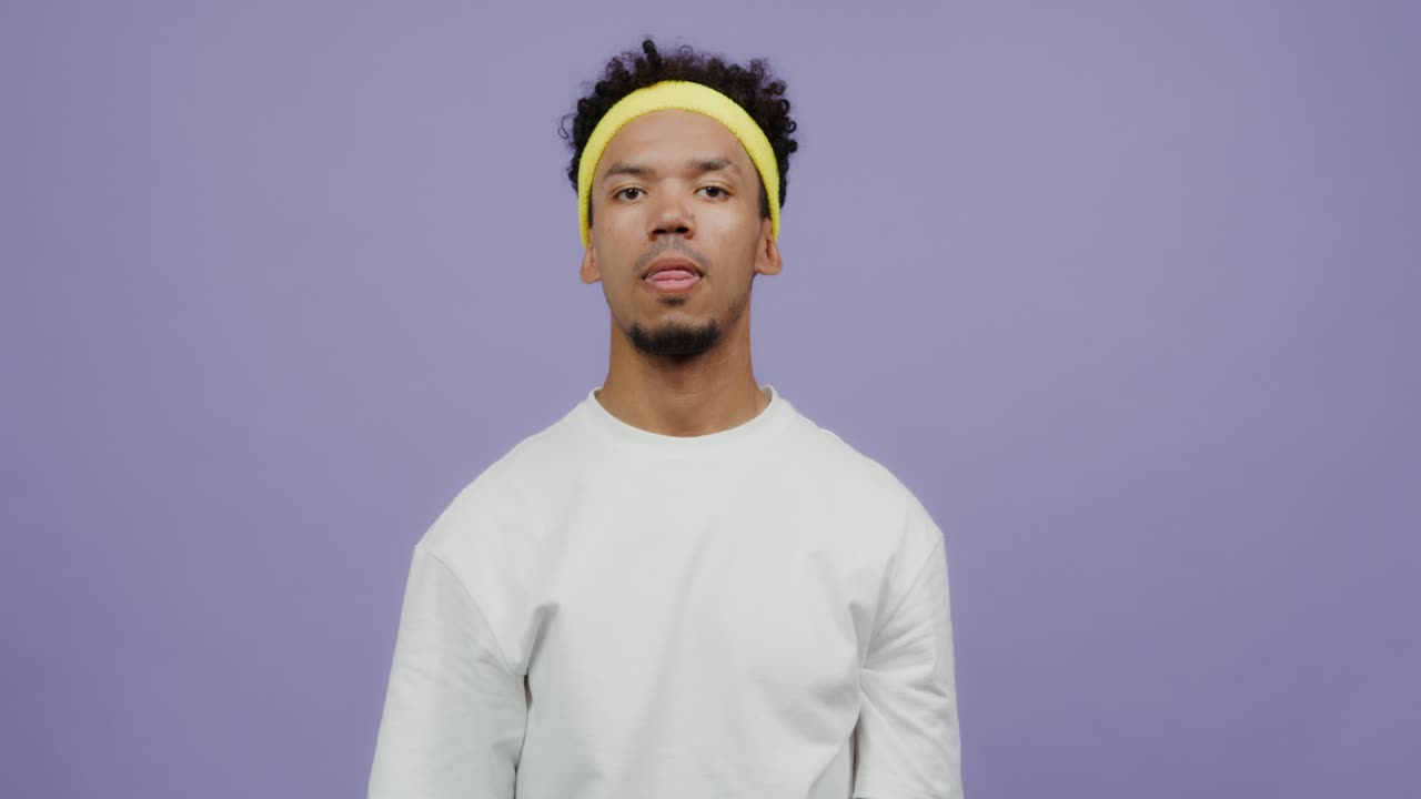 uomo che si allena con i manubri