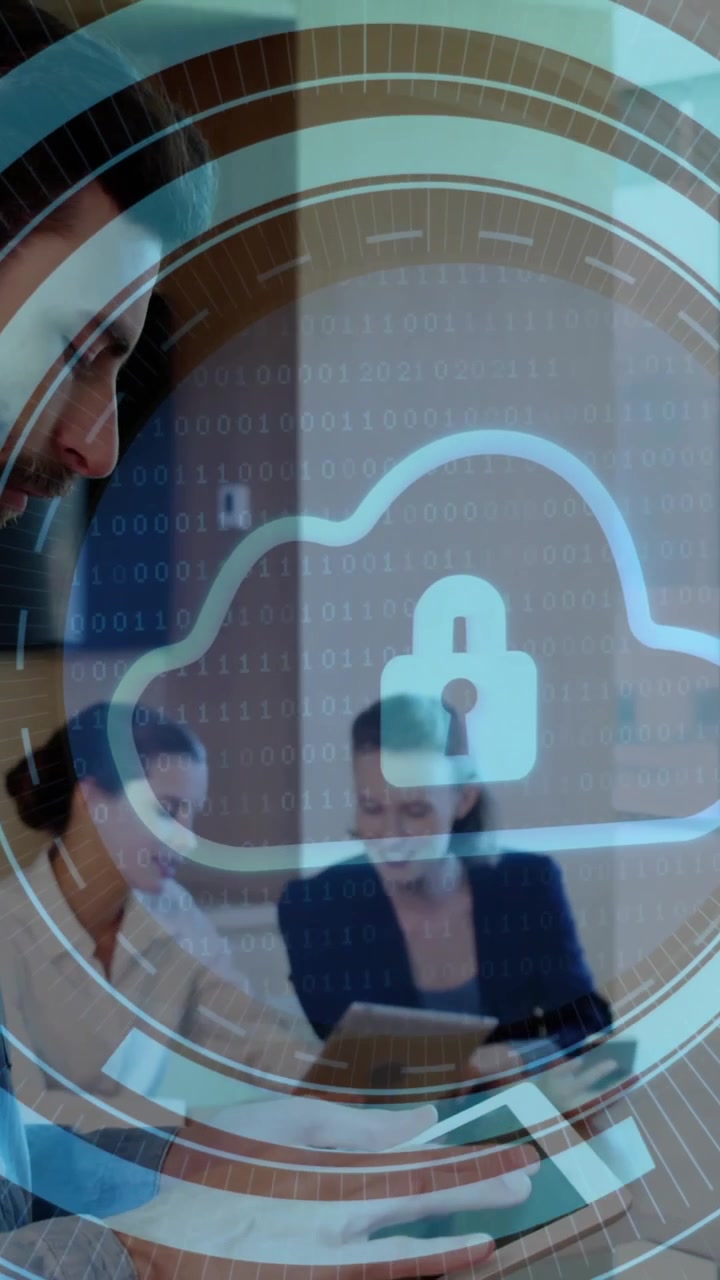 Team aziendale che collabora in ufficio con animazione di sicurezza cloud sovrapposta.