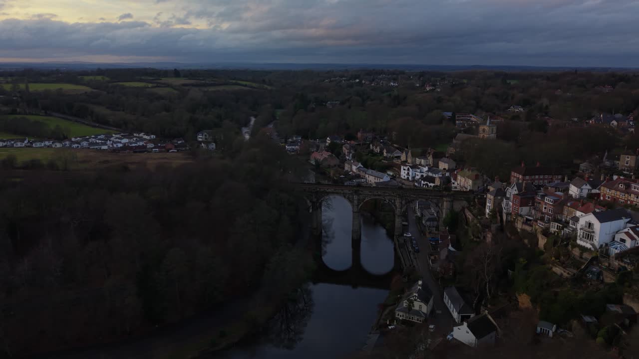 Viadotto di Knaresborough al crepuscolo, paesaggio sereno, North Yorkshire, Inghilterra.