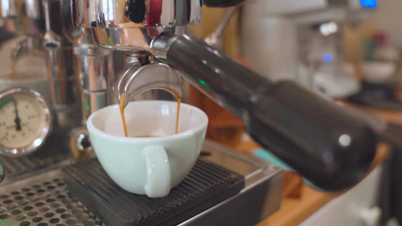 에스프레소 가  ⁇  커피 컵 에  ⁇ 는 것