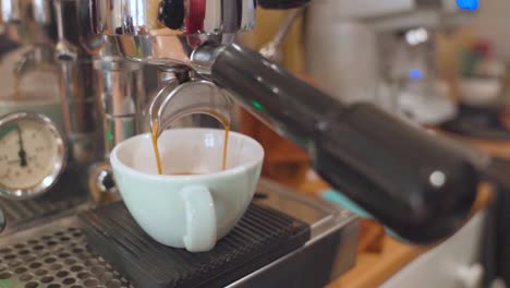 Espresso-Vertiendo-En-Una-Taza-De-Café-Con-Leche