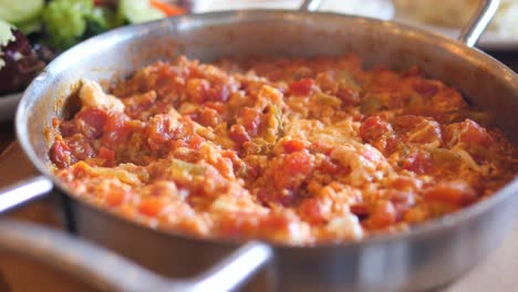 menemen: un delicioso plato turco de huevos revueltos