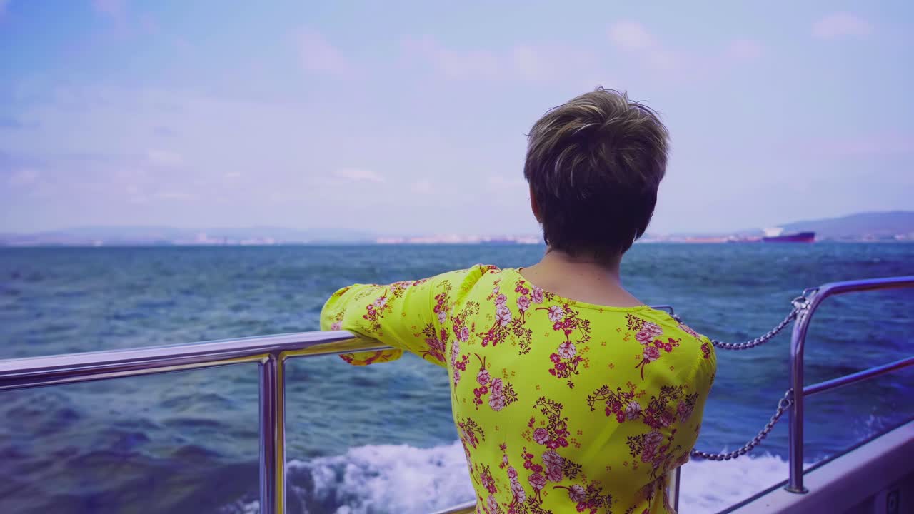 슬로우 모션으로 바다를 보는 여자