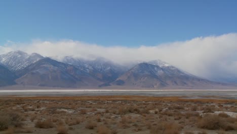 Lapso-De-Tiempo-De-Nubes-Sobre-El-Lecho-Del-Lago-Seco-Del-Valle-De-Owens