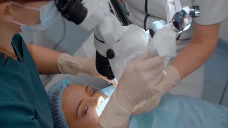 procedimiento dental con microscopio