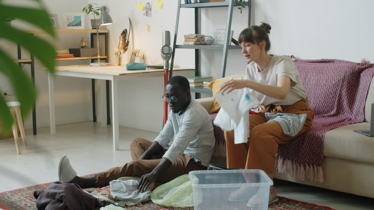 다민족 부부 가 집 에서 옷장 개정 을 하고 있다