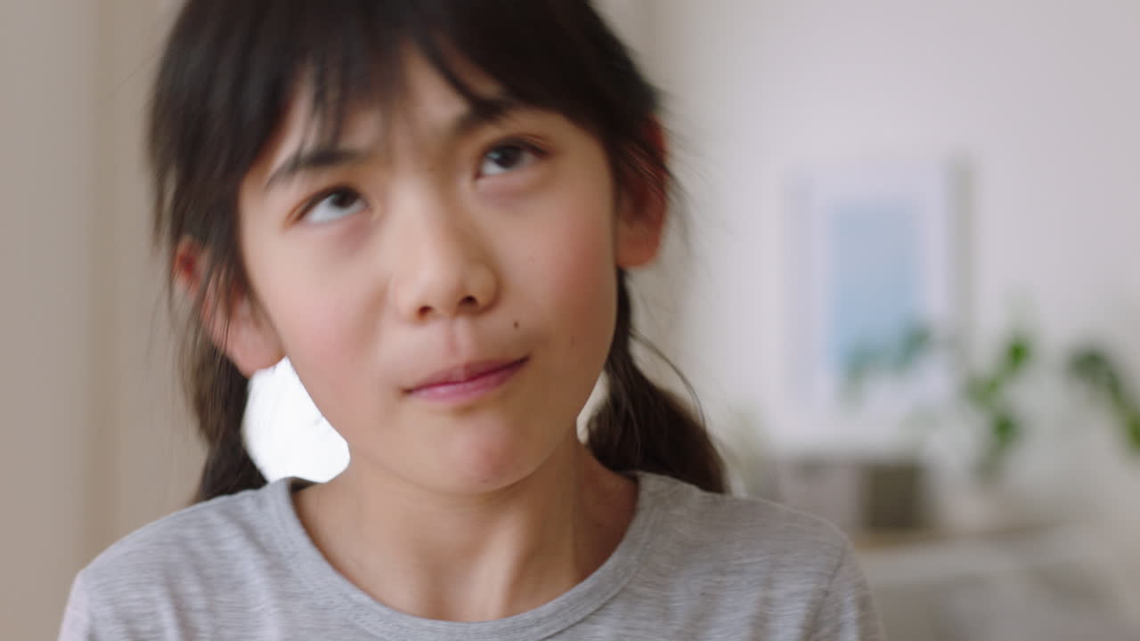 행복한 작은 아시아 소녀의 초상화, 재미있게 웃으며, 긍정적 인 어린 시절 4k 영상