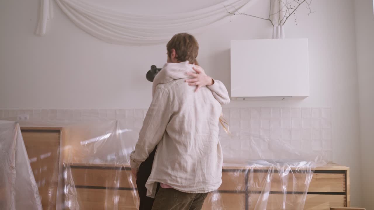 una pareja feliz mudándose.