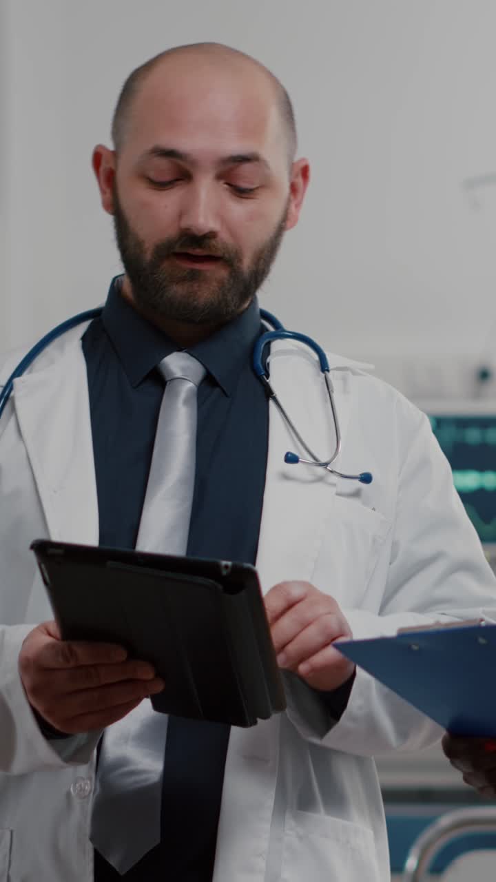 Video verticale: medico specialista con assistente afroamericana che analizzano il trattamento di recupero
