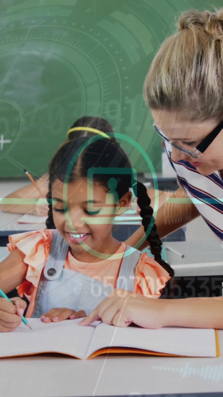 Animación de procesamiento de datos sobre maestra caucásica con alumnos diversos.