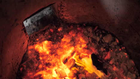 Cocina-Naan-Sobre-Llama-De-Madera-Abierta-En-Horno-Tandoor-De-Olla-De-Barro,-Primer-Plano-De-Deslizamiento-En-Cámara-Lenta----4k