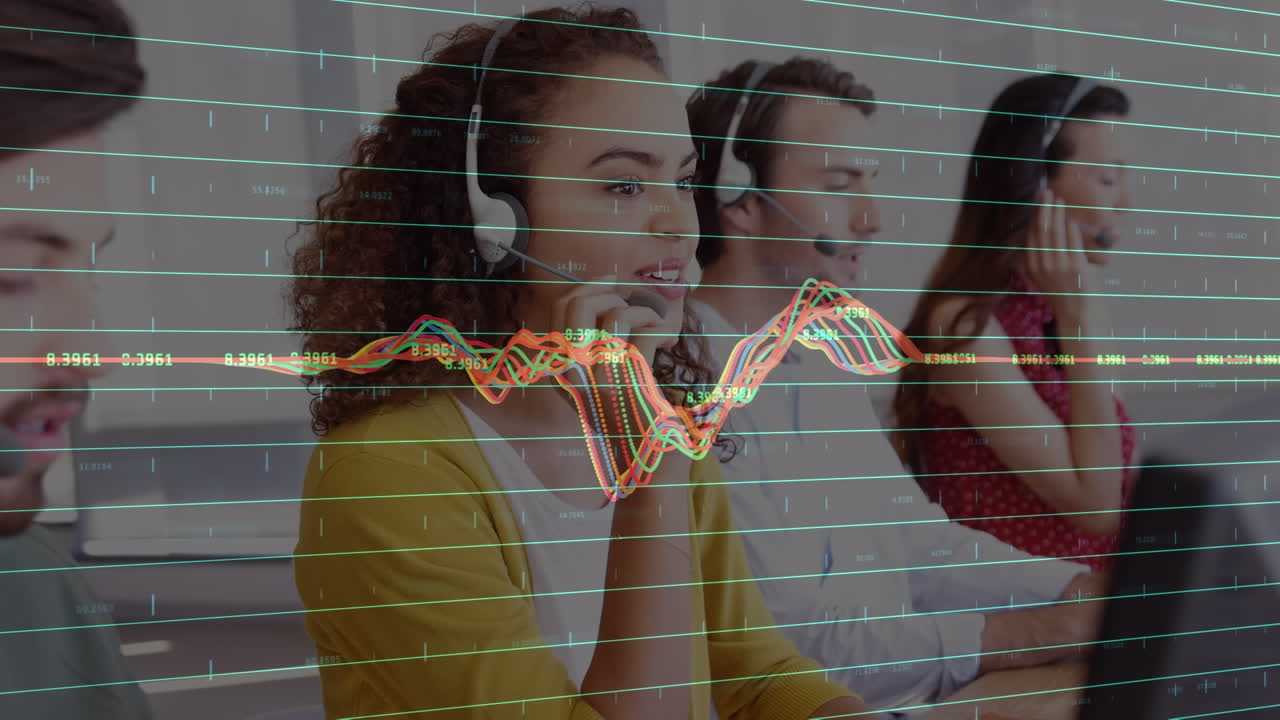 animación del procesamiento de datos financieros sobre diversas personas de negocios con auriculares